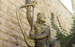 Statua del Re Davide con l'arpa in mano sul Monte Sion
