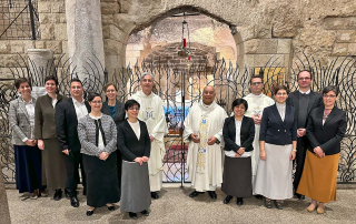 P. Ricardo, p. Giuseppe e la comunità d'Israele di fronte alla grotta dell'Annunciazione, Nazareth