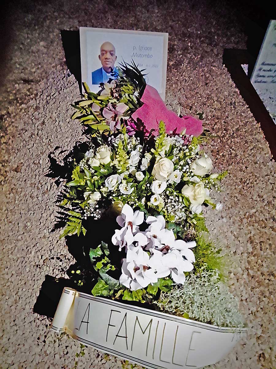 Tomba di p. Ignace con fotografia e fiori