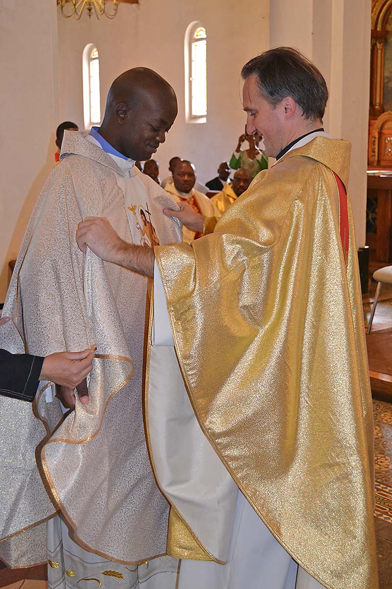 P. Michał legt P. Ignace am Tag seiner Priesterweihe die Kasel an. (Lourdes Mission, Umzimkulu, Südafrika)
