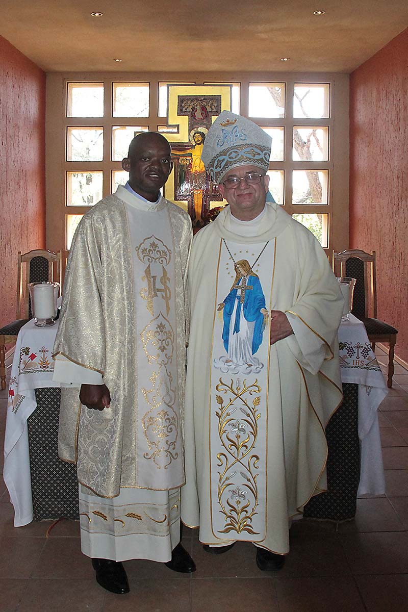 P. Ignace junto a mons. Stanisław Dziuba, obispo de Umzimkulu